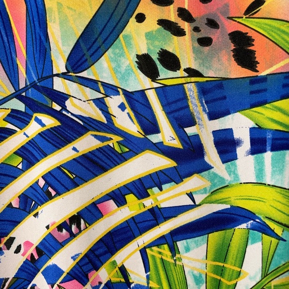 Short sleeved tropical print tunic with black band on the asymmetrical bottom. - Picture 2 of 7